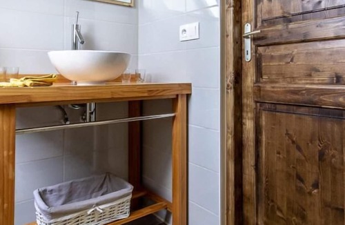 Oye House | The Wall - OYE - Cottage