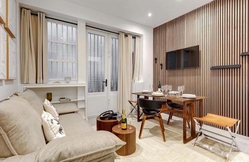 10th Arrondissement Apartment | TheBlueStay 99 - Apartment in the heart of Paris