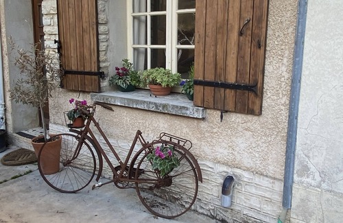Lauzun House | This chic townhouse in centre of thriving Bastide village.