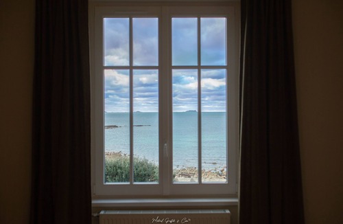 Le Ru Villa | This magnificent 18th-century manor house on the GR34 is known as "Maison de la mer".