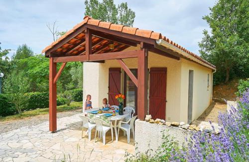 Quillan House | Tidy bungalow with dishwasher on a green domain