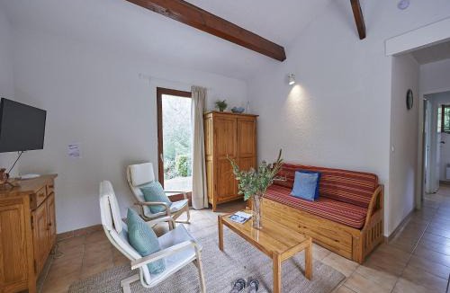 Quillan House | Tidy bungalow with dishwasher on a green domain