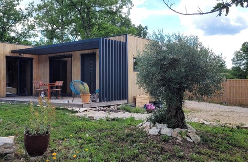 Le Montat Ski Chalet | TINY 2-Bedroom Chalet Near CAHORS with a Terrace and Garden