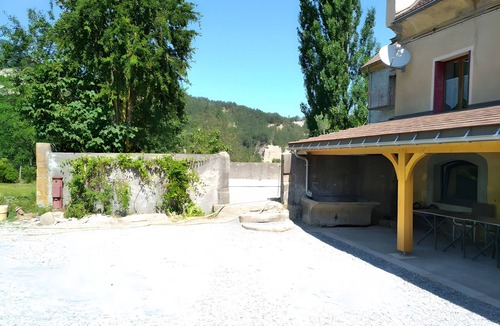 Monestier-d'Ambel House | Tiny Home 'Gîte La Roulotte du Mas du Lac' with Lake View, Shared Pool and Wi-Fi