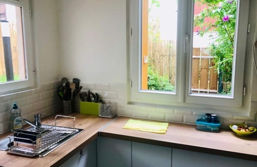 Saint-Mande Apartment | Tiny house with garden