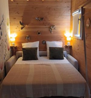 Viviers-du-Lac Hotel | Tiny-Pool-Lake