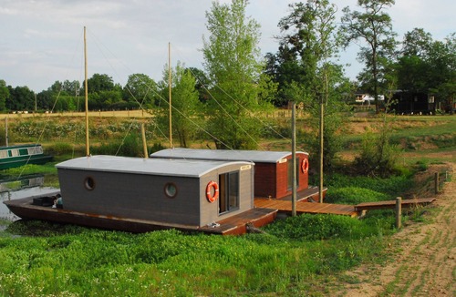 Chassenard Boat Rental | Toue cabanée Accostée - Village Toue des Demoiselles