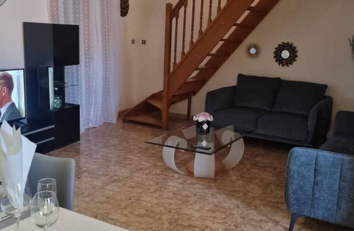 Prades House | Town house with garage
