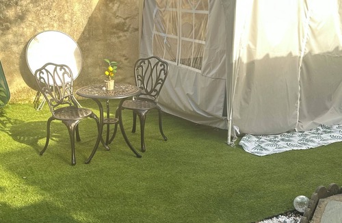 Bleneau House | Town house with relaxation area