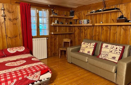 Saint-Sauveur-Camprieu Ski Chalet | Traditional log cabin with Jacuzzi and wooded garden in the Cévennes