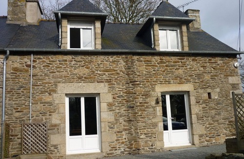 Henanbihen House | Traditional house between sea, lake and countryside