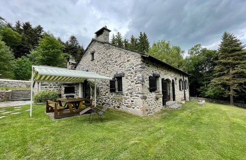 Queyrieres Cottage | Tranquil Getaway: Cozy Home with Forest Views, Fireplace, and Family Amenities