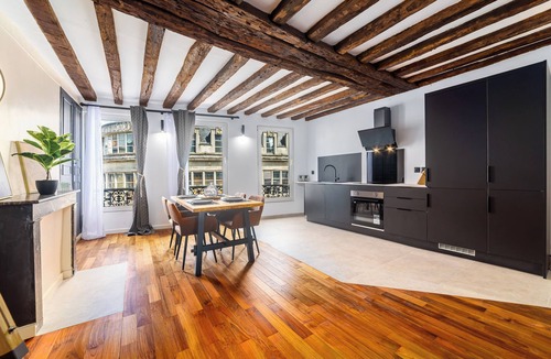 Melun Apartment | Triplex Belle Époque Hypercenter