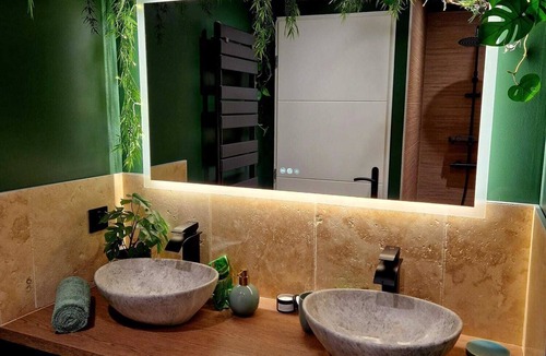 Thiers Apartment | Tropical escape Suite Jungle Room
