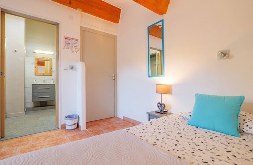 Laurac-en-Vivarais Bed & Breakfast | Turquoise Guest Room, Shared Terrace & Garden, Wi-Fi