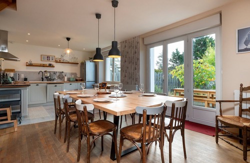 Quiberon House | Ty Eole Comfortable Holiday Home 10p with Private Terrace, Garden & Wi-Fi