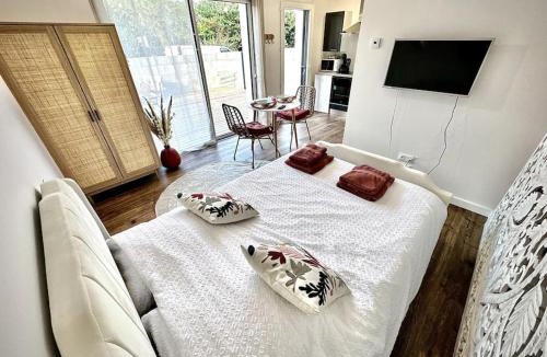 Saint-Ave Apartment | Ty Ne Hue, Charmant Studio avec extérieur clos et Parking