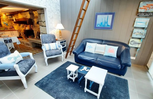 Plomeur House | Ty Penty: Countryside and Surf Getaway – 2 Guests - 1 Bed