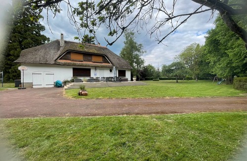 Cheroy House | UNE Belle Chaumière dans un grand Grand Parc