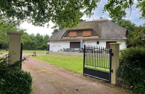 Cheroy House | UNE Belle Chaumière dans un grand Grand Parc