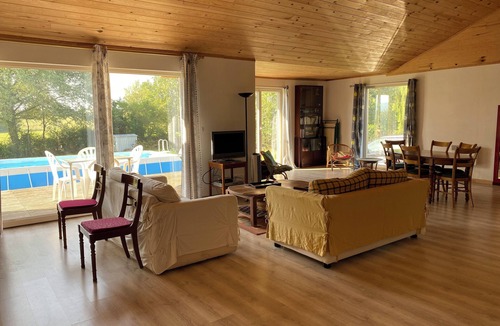 Saint-Germain-Chassenay Ski Chalet | Une Maison en Bois du Québec Près de Nevers, Moulins, le Pal et les Canaux !