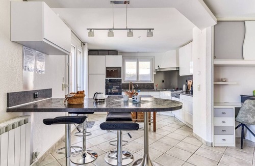 Villemolaque House | UNE PAUSE DANS LE SUD, air-conditioned family home, 98m², private pool, sleeps 5.