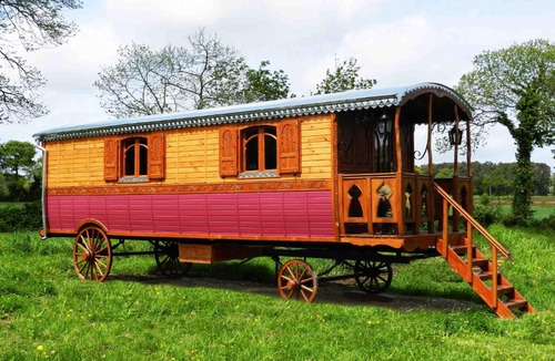 Sulniac Bed & Breakfast | Une roulotte et des chevaux