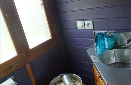 Sulniac Bed & Breakfast | Une roulotte et des chevaux