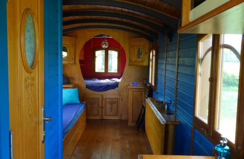 Sulniac Bed & Breakfast | Une roulotte et des chevaux