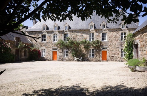 Pommerit-le-Vicomte House | Vacation Home "Manoir Le Cosquer" with Private Terrace, Private Garden & Wi-Fi