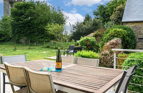Ploneour-Lanvern House | Vacation Home "Gîte Authentique Breton: with Private Terrace, Private Garden & Wi-Fi