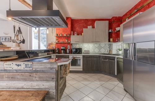 Theys House | Vacation Home "Jacuzzi-Sauna Station 7 Laux" with Private Terrace, Shared Garden & Wi-Fi