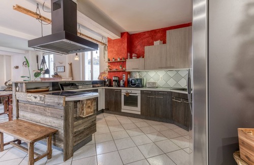 Theys House | Vacation Home "Jacuzzi-Sauna Station 7 Laux" with Private Terrace, Shared Garden & Wi-Fi