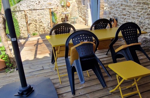 Auzon House | Vacation Home 'La Maison du Vigneron' with Mountain View, Tennis Court & Wi-Fi