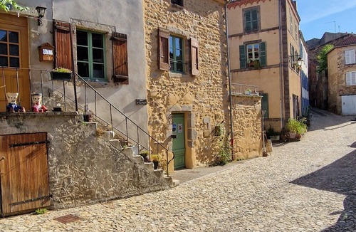 Auzon House | Vacation Home 'La Maison du Vigneron' with Mountain View, Tennis Court & Wi-Fi