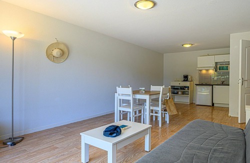 Plescop Apartment | Vannes Apartment with Balcony for 4