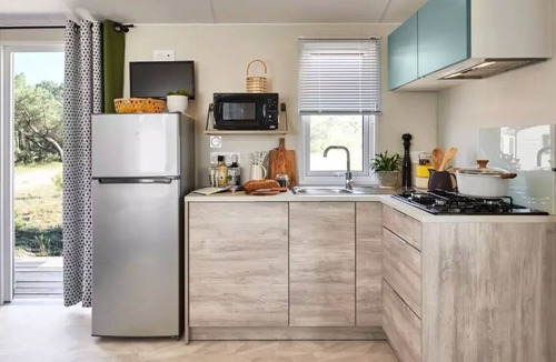 Belus House | VENEZIA Mobile Home: 4 Rooms, Sleeps 6, Air-Conditioned + TV