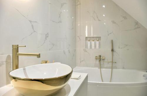 Cornant Villa | Villa à 1h15 de Paris, avec Piscine, Spa & Sauna