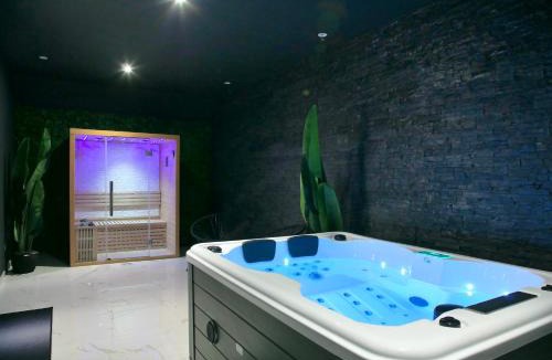 Cornant Villa | Villa à 1h15 de Paris, avec Piscine, Spa & Sauna
