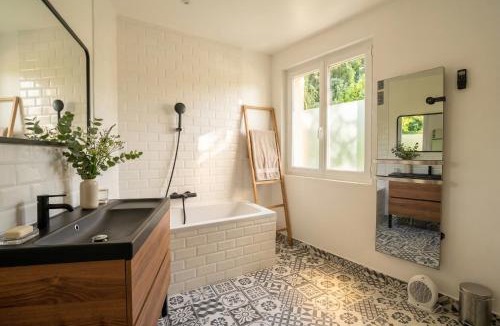 Claye-Souilly Villa | Villa 10-14 guests - 180m2 - private forest - CDG 7min - Disney 20min