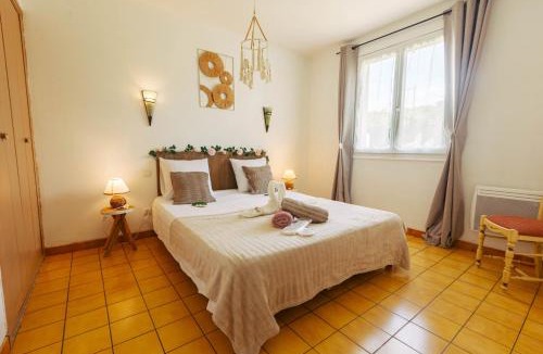 Trebes Villa | Villa 110m2, 7 pers, Jacuzzi , 3 chambres, terrain clos et arboré 2500m2
