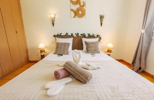 Trebes Villa | Villa 110m2, 7 pers, Jacuzzi , 3 chambres, terrain clos et arboré 2500m2