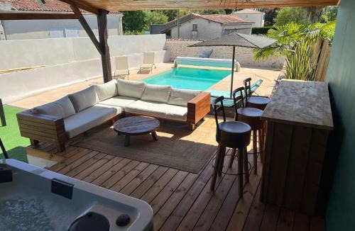 Lussant House | Villa 270 m2 piscine chauffée SPA salle de cinéma 12 pers proche mer