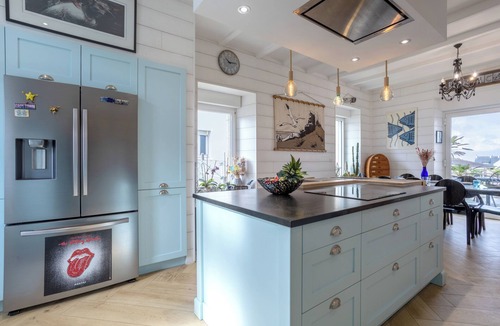 Le Pouldu Villa | Villa 'Beach House Les Bleuets' with Sea View, Private Terrace and Wi-Fi
