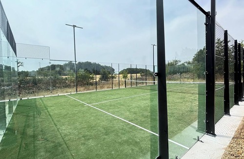 Bransles Hotel | Villa César - Private padel court, heated pool from March through November.