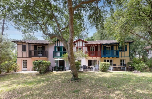 Moliets-et-Maa House | Villa 'Christine' with Shared Pool, Shared Garden, and Balcony