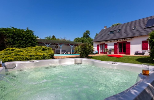 Saint-Doulchard House | Villa Cosmique - Maison avec piscine et jacuzzi