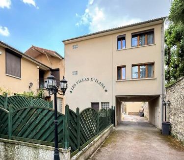 Le Pre-Saint-Gervais Apartment | Villa des Camelias