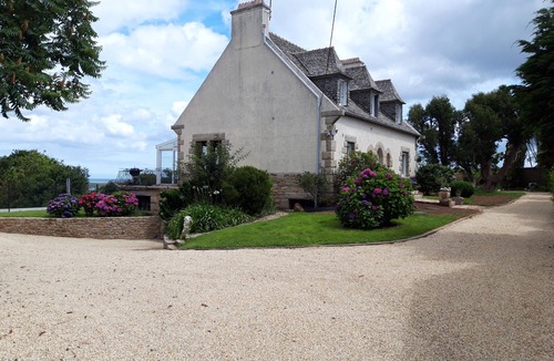 Henvic Villa | Villa* facing the sea with heated and covered swimming pool