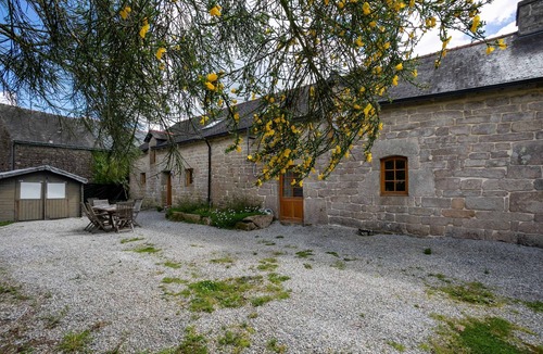 Guern House | Villa "Gite Relax a la Campagne" with Private Terrace & Wi-Fi